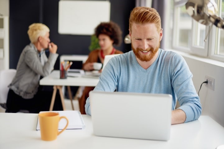 Man aan het werk laptop